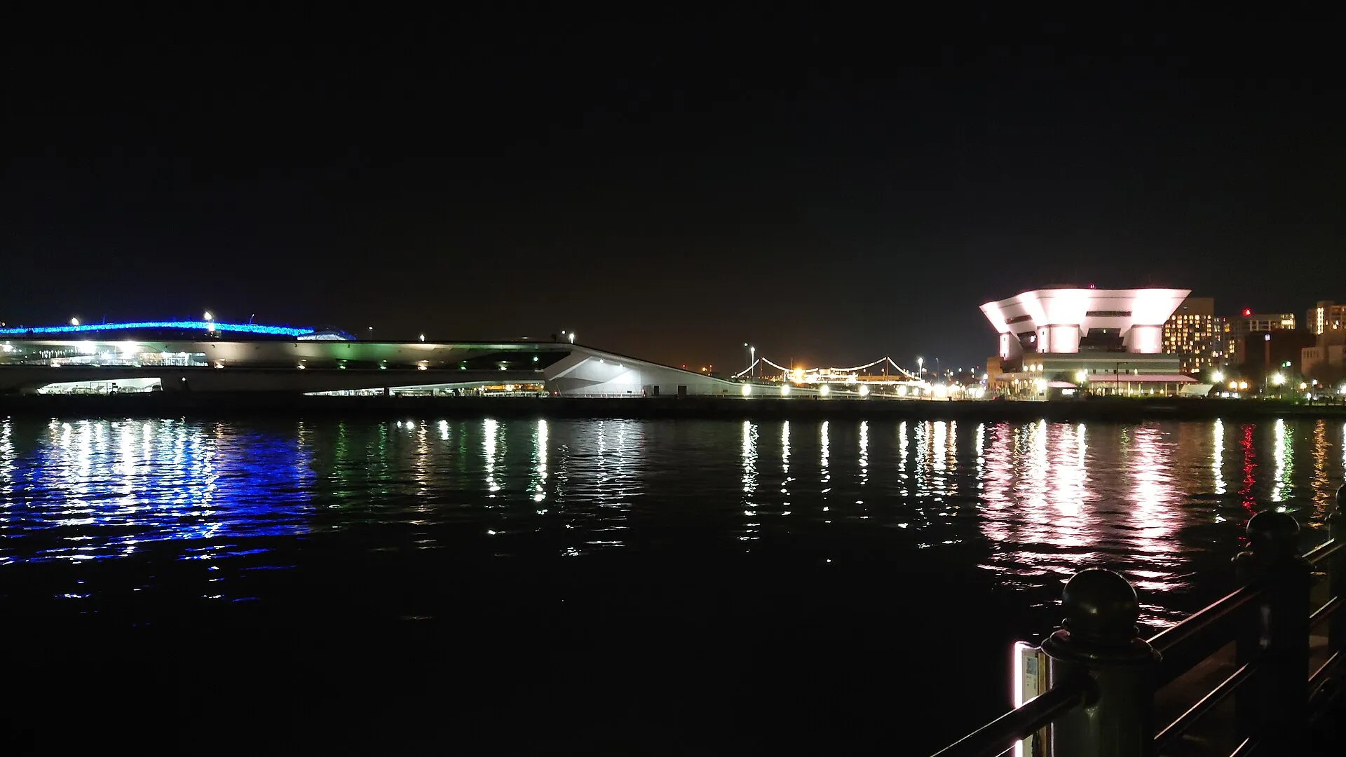 Osanbashi Pier at night